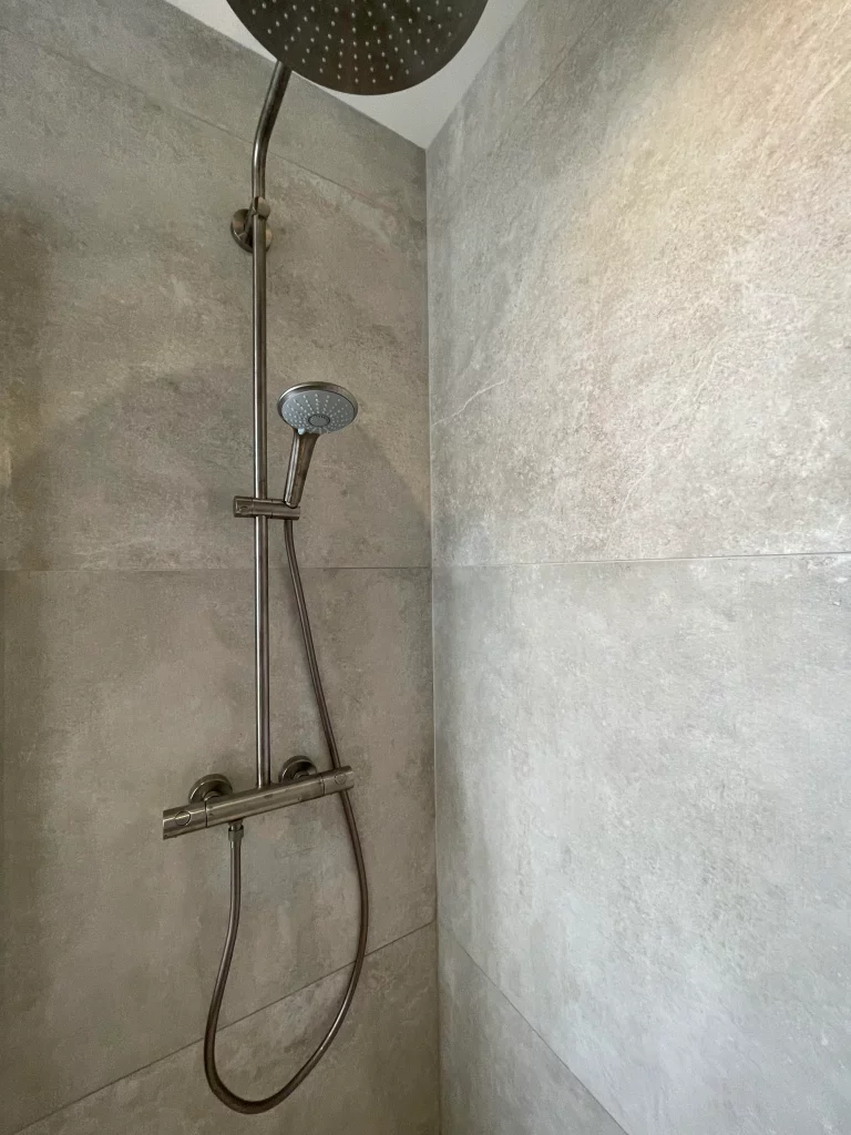 Salle de bains rénovée douche et lavabo