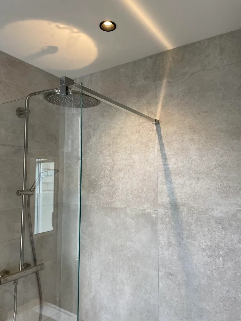 Salle de bains rénovée douche et lavabo