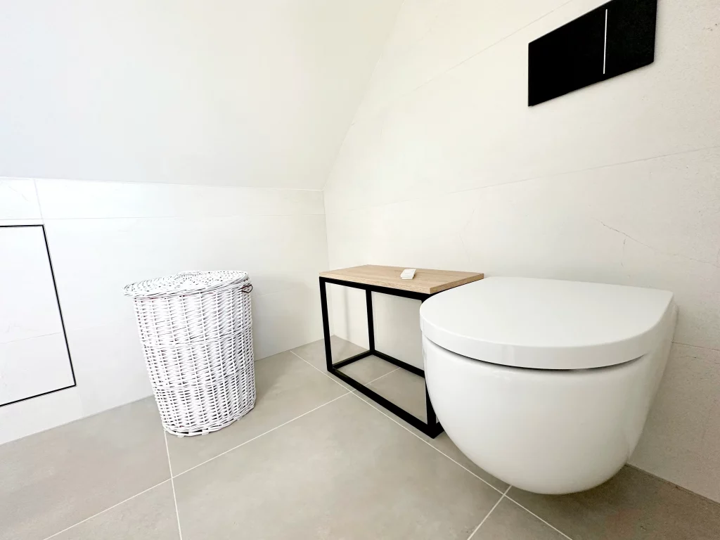Salle de bains baignoire douche et toilette