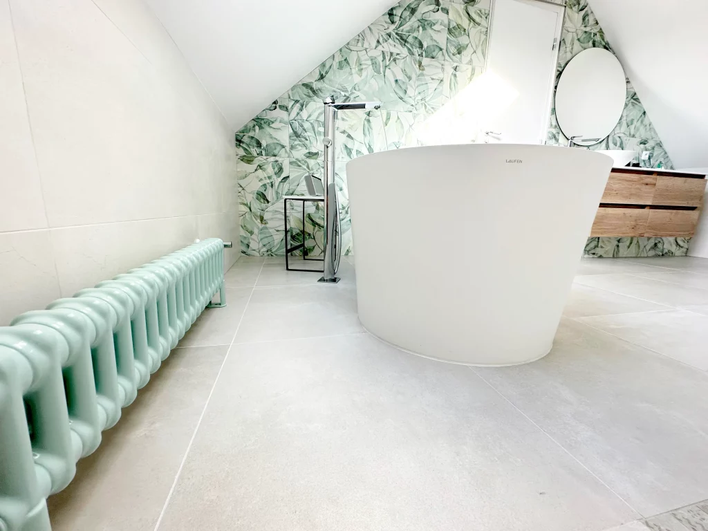 Salle de bains baignoire douche et toilette