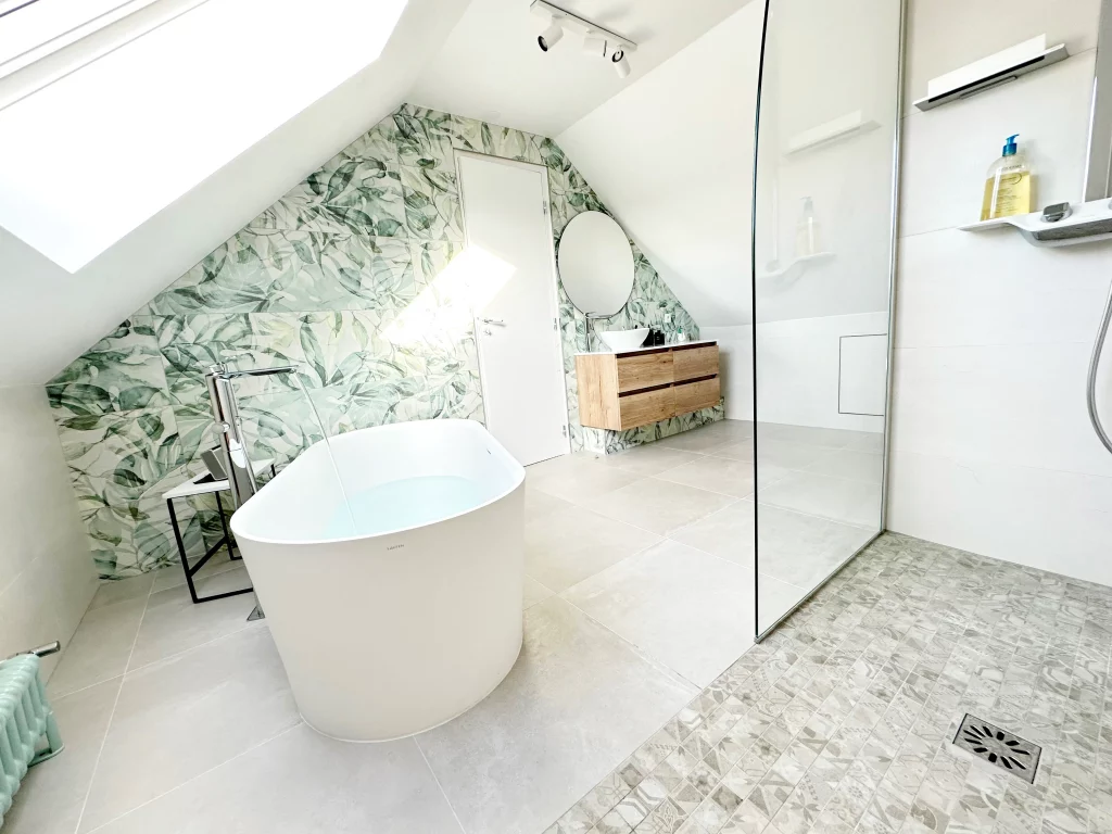 Salle de bains baignoire douche et toilette