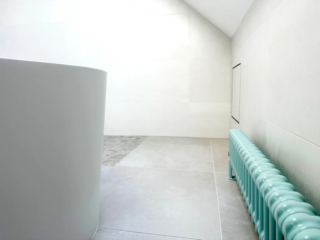 Salle de bains baignoire douche et toilette