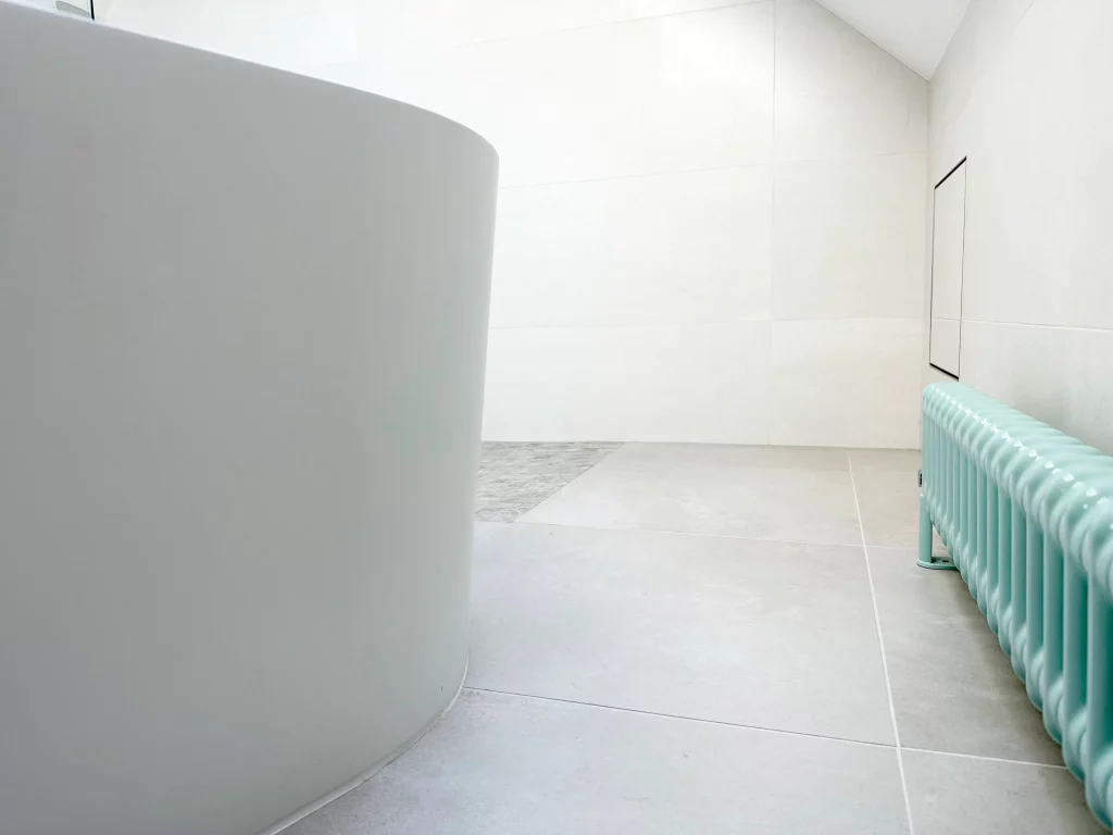 Salle de bains baignoire douche et toilette