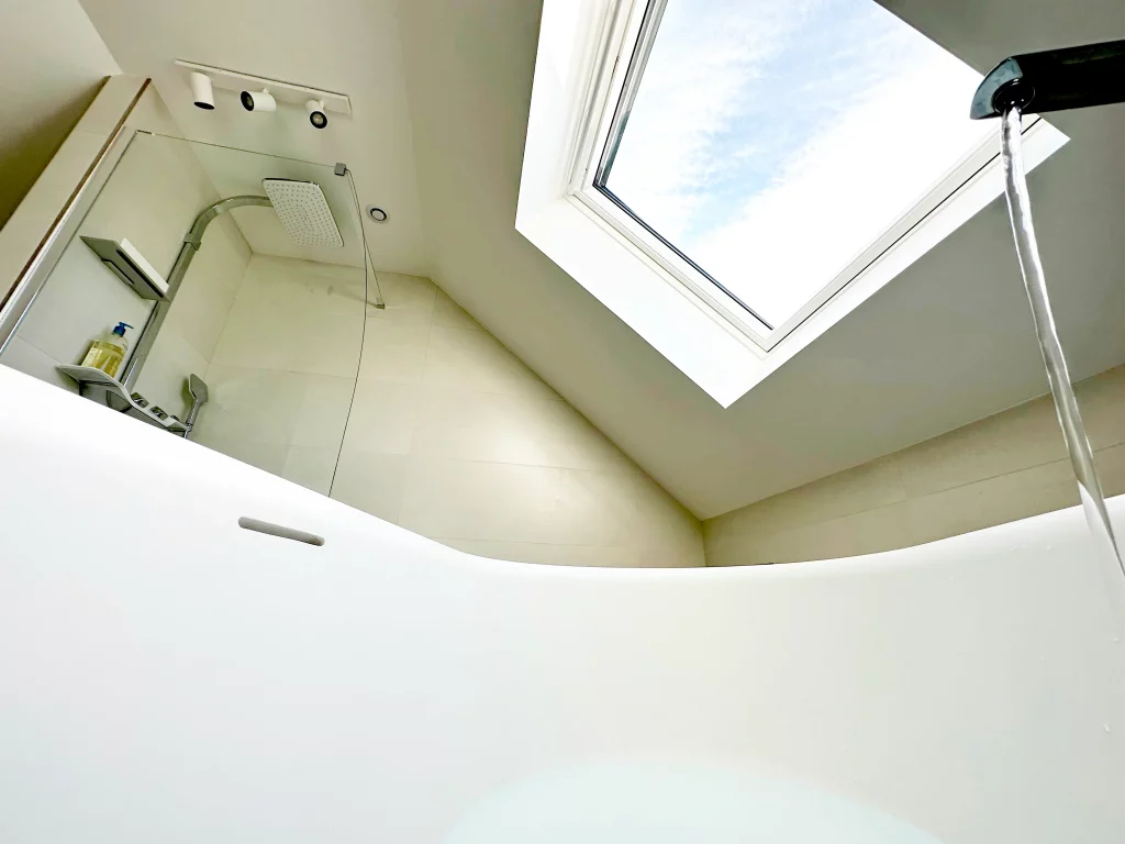 Salle de bains baignoire douche et toilette