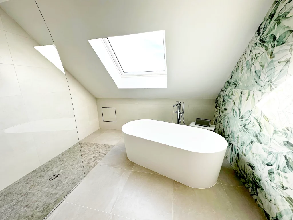 Salle de bains baignoire douche et toilette