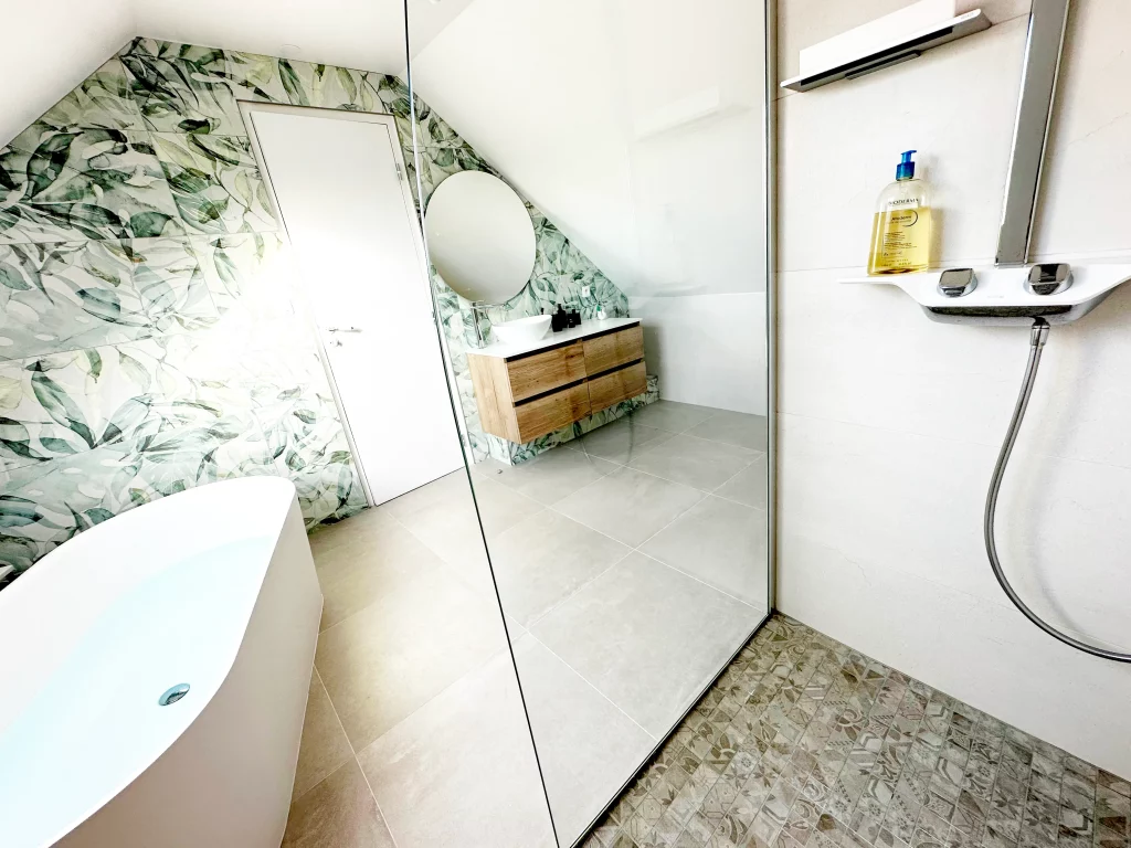 Salle de bains baignoire douche et toilette