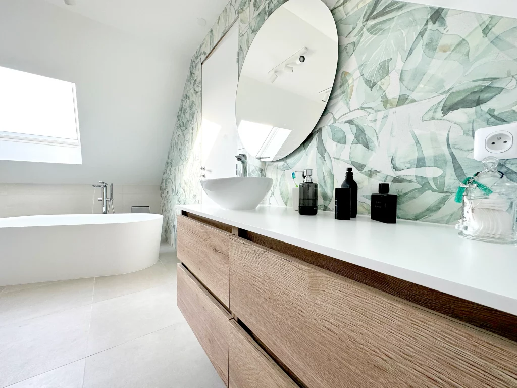 Salle de bains baignoire douche et toilette
