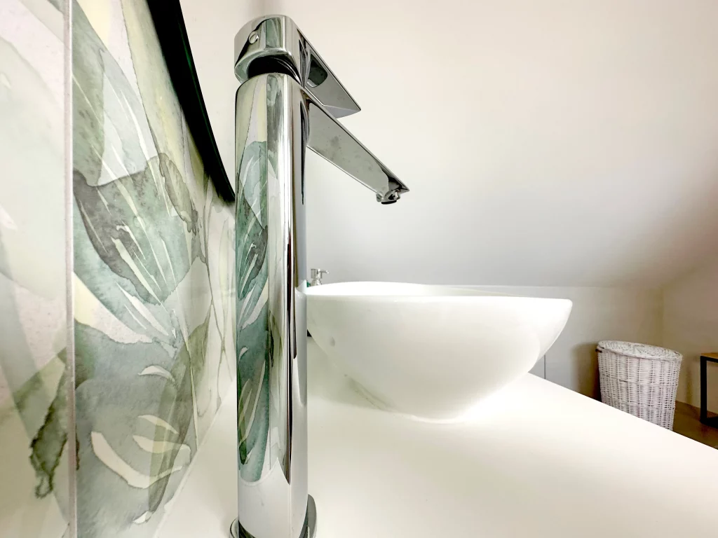 Salle de bains baignoire douche et toilette