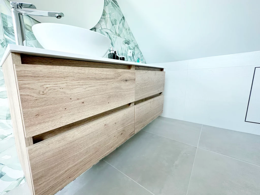 Salle de bains baignoire douche et toilette