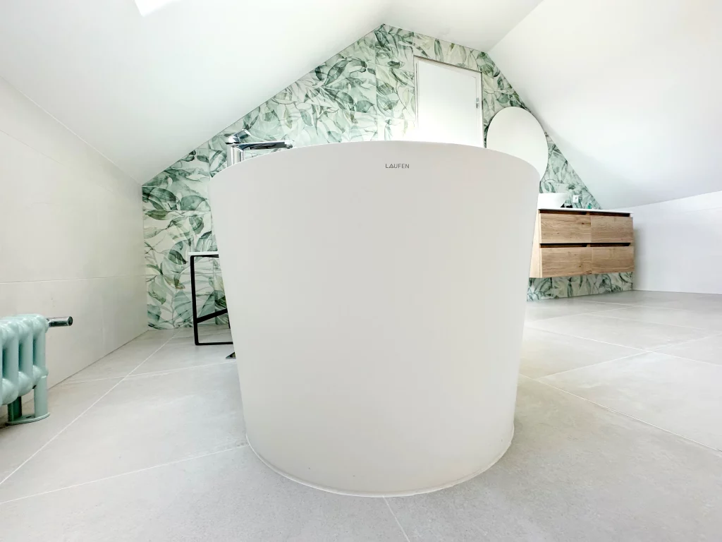 Salle de bains baignoire douche et toilette