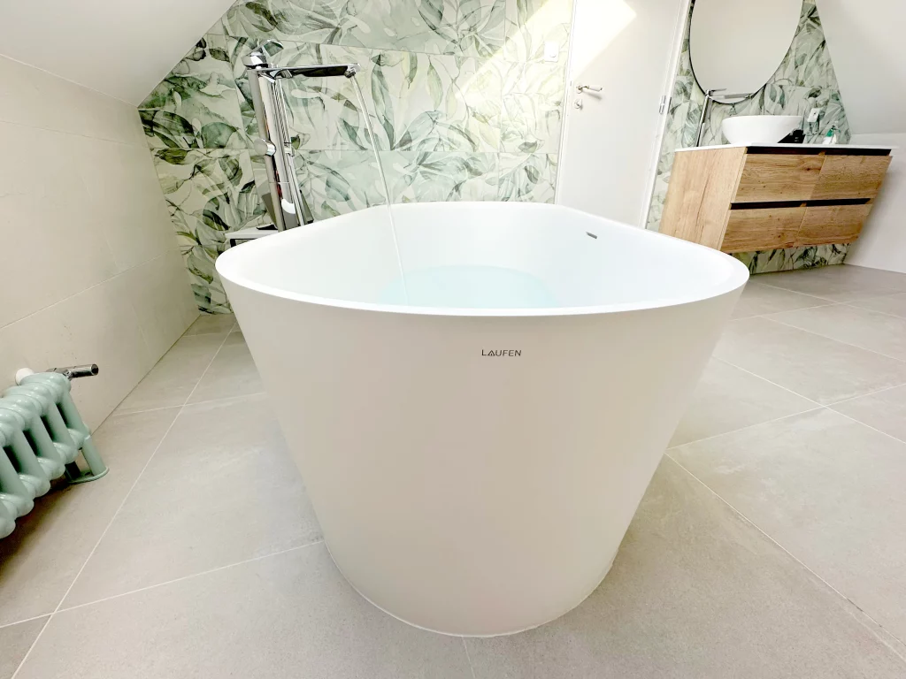 Salle de bains baignoire douche et toilette
