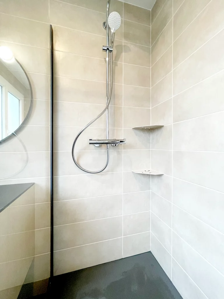 Salle de bains fonctionnel cabine douche