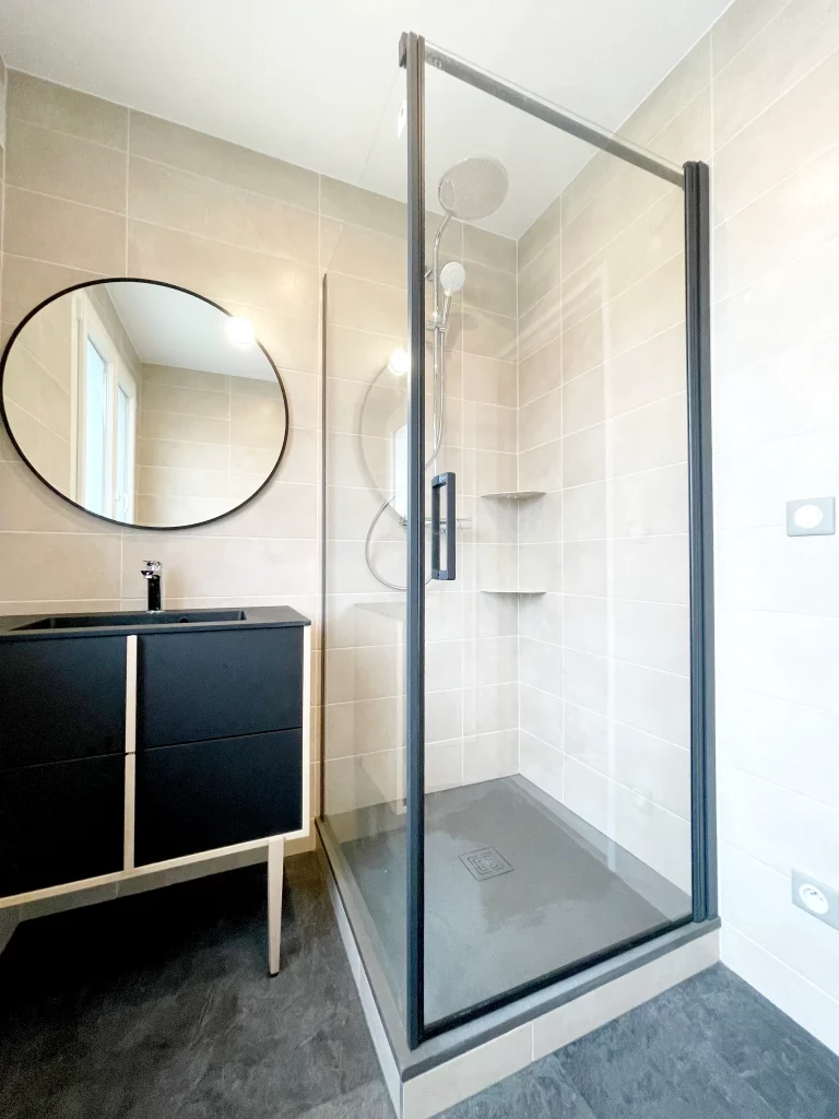 Salle de bains fonctionnel cabine douche