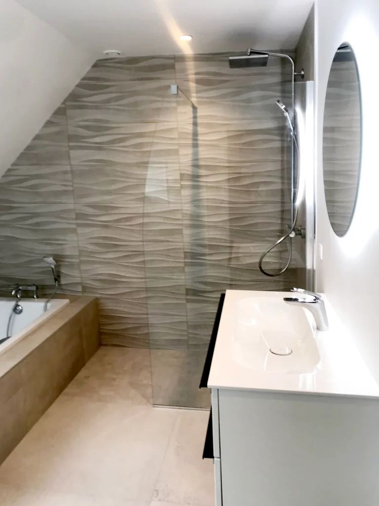 Salle de bains lumineuse douche et baignoire