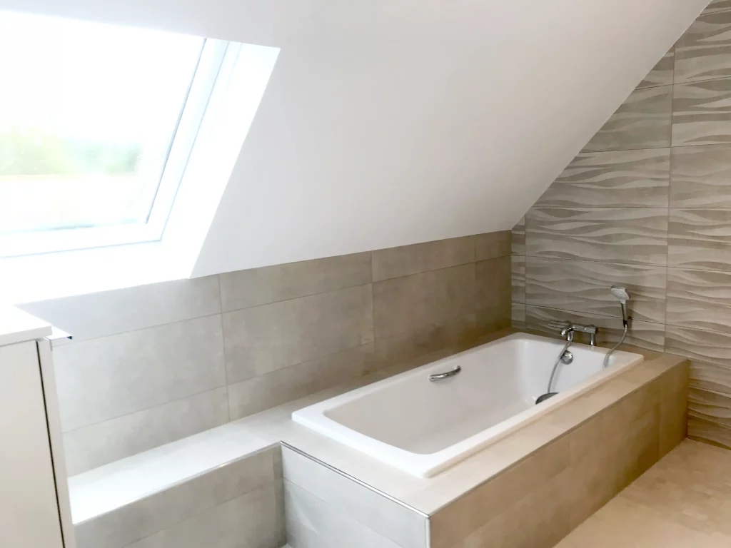 Salle de bains lumineuse douche et baignoire