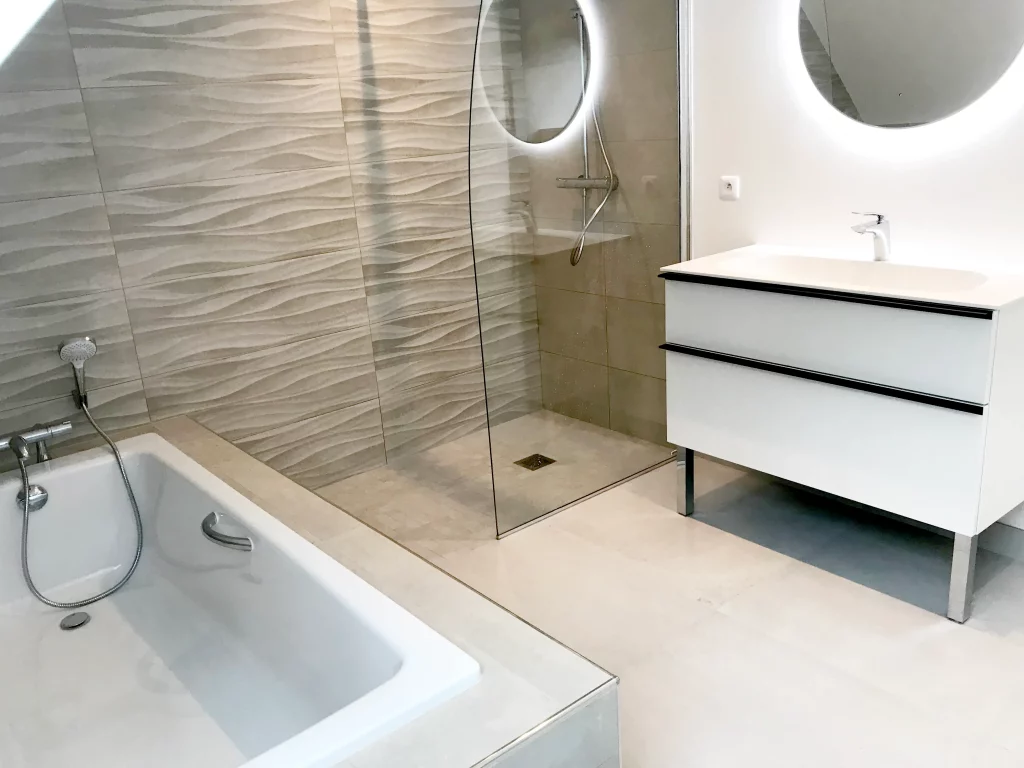 Salle de bains lumineuse douche et baignoire