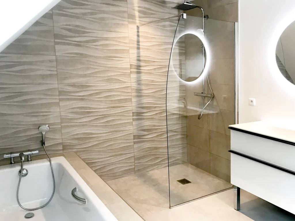 Salle de bains lumineuse douche et baignoire