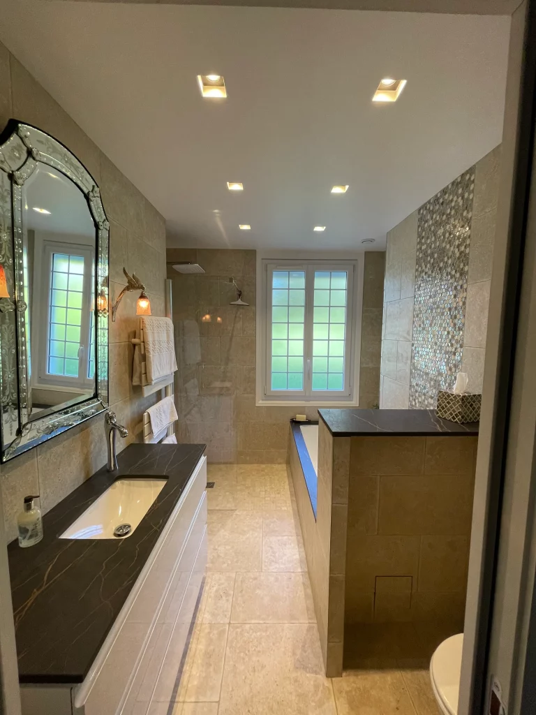 Salle de bains rénovée douche baignoire et toilette