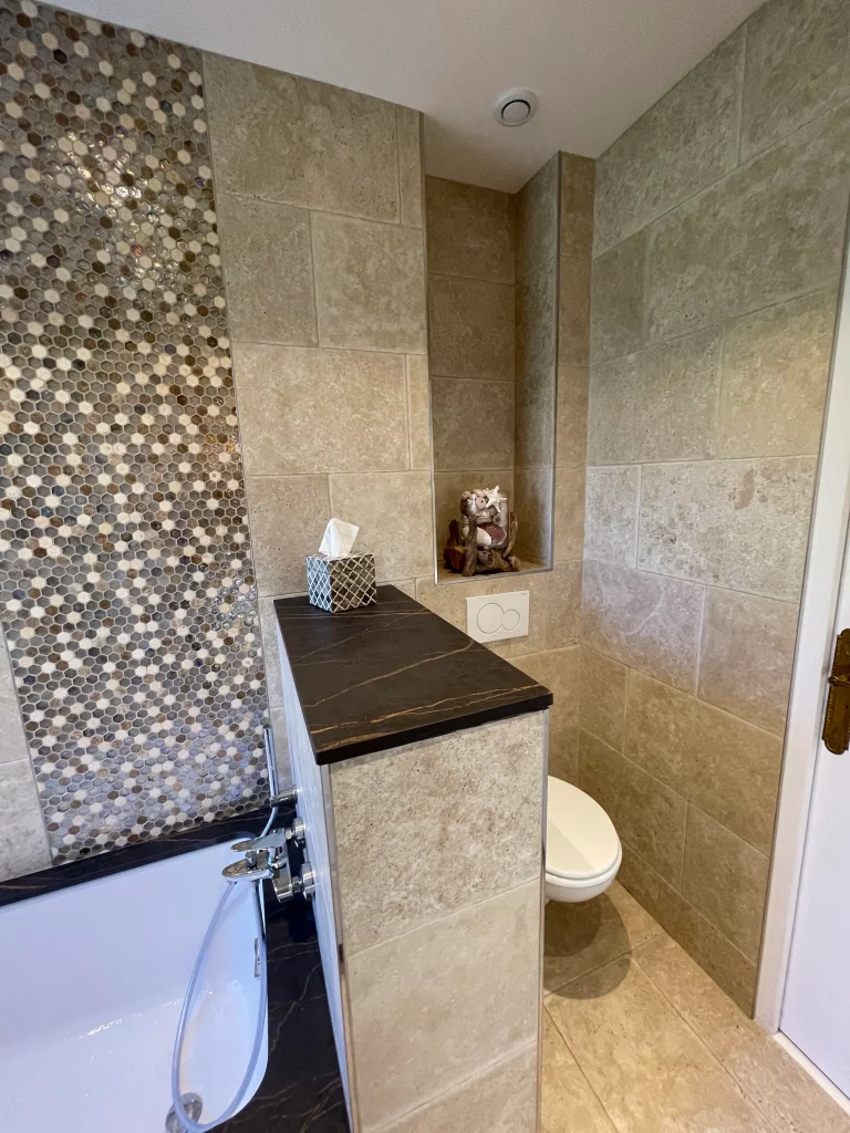 Salle de bains rénovée douche baignoire et toilette
