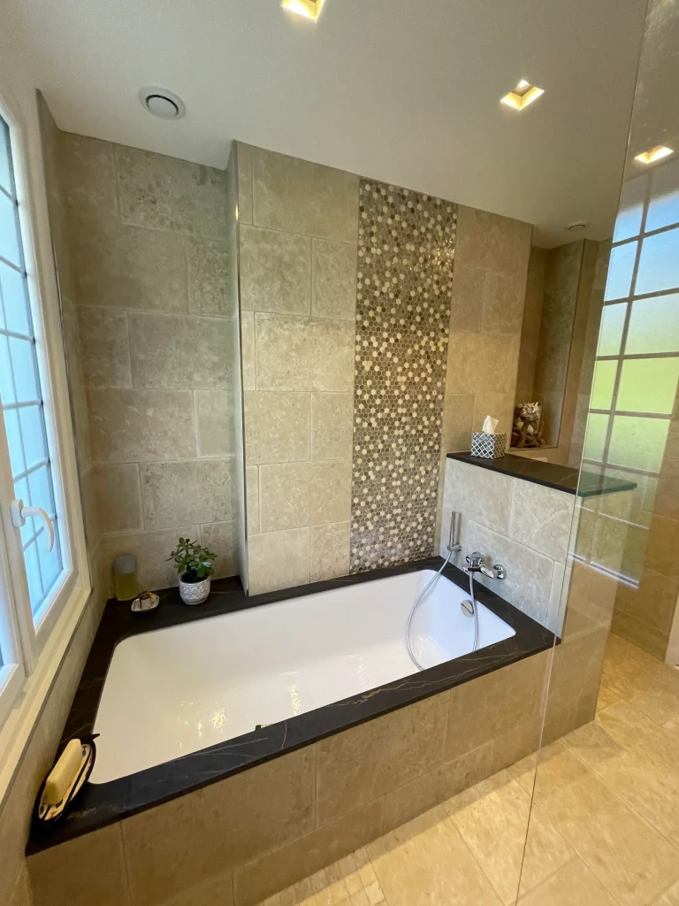Salle de bains rénovée douche baignoire et toilette