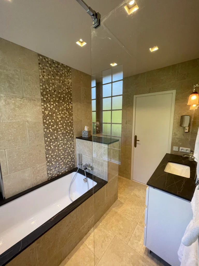 Salle de bains rénovée douche baignoire et toilette