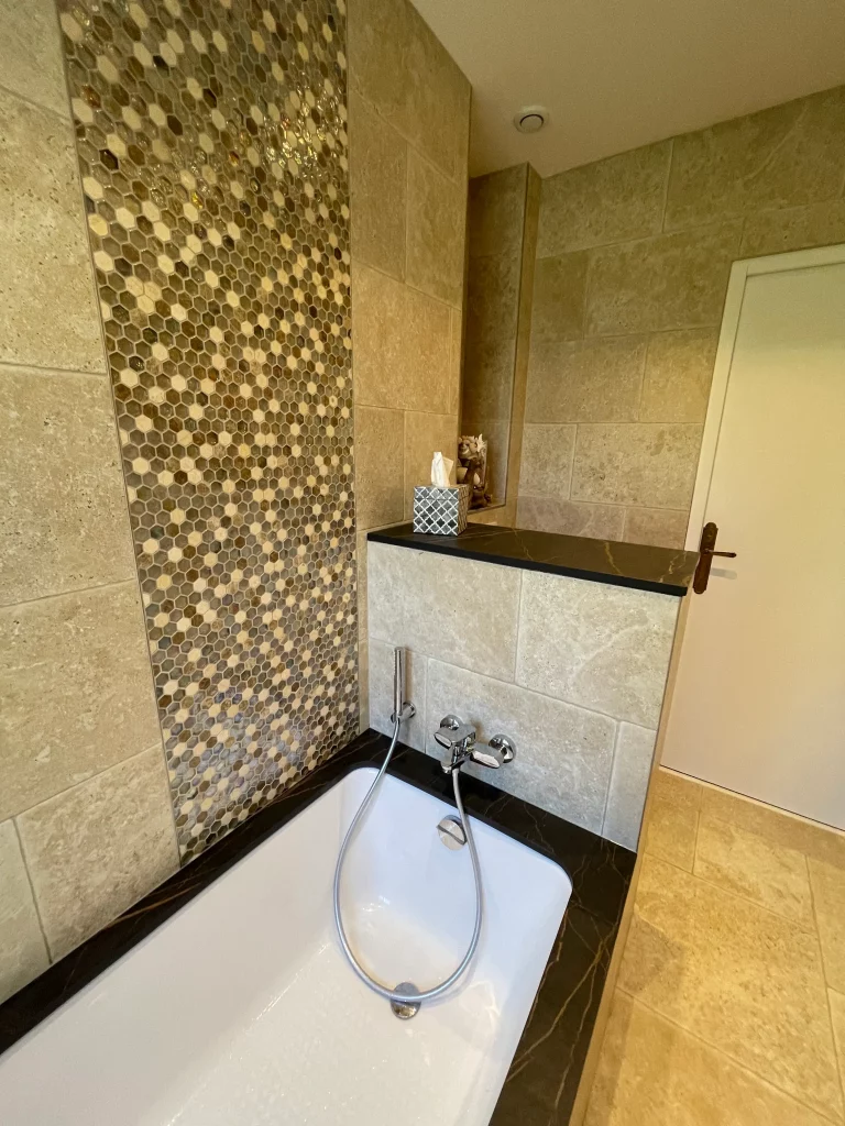 Salle de bains rénovée douche baignoire et toilette