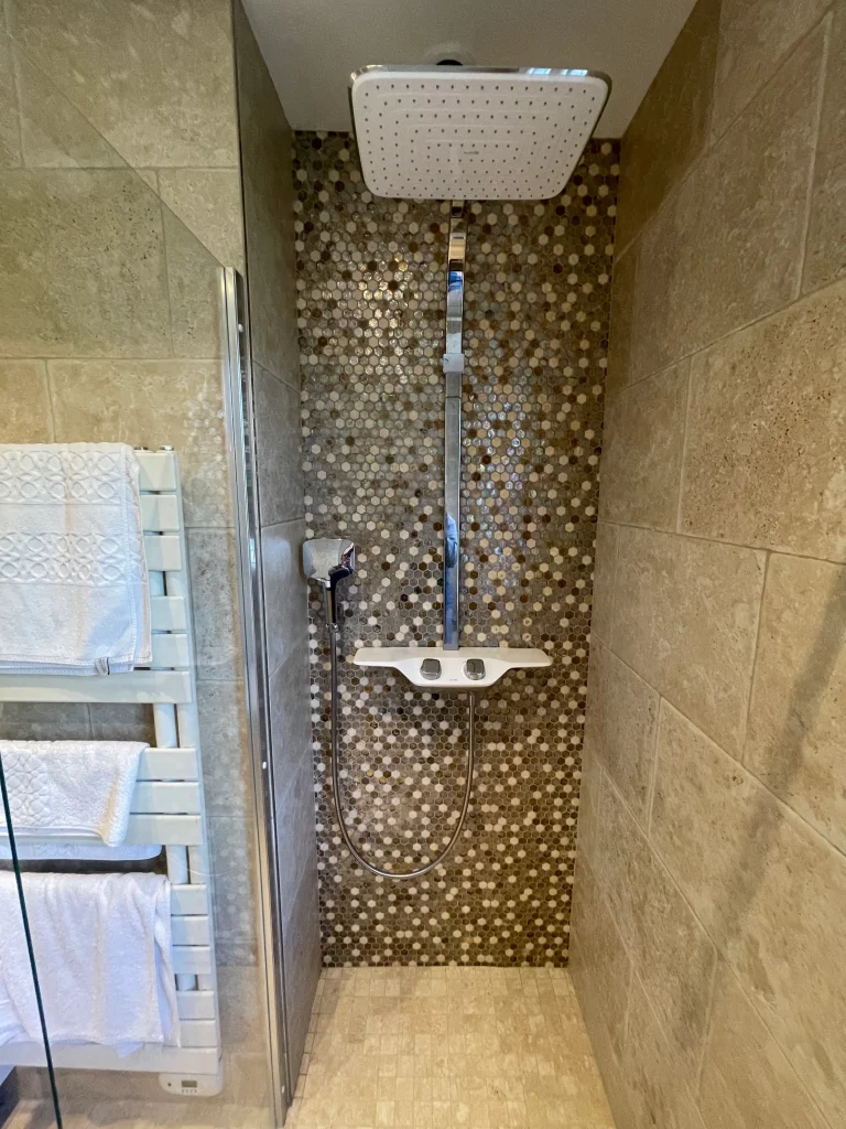 Salle de bains rénovée douche baignoire et toilette
