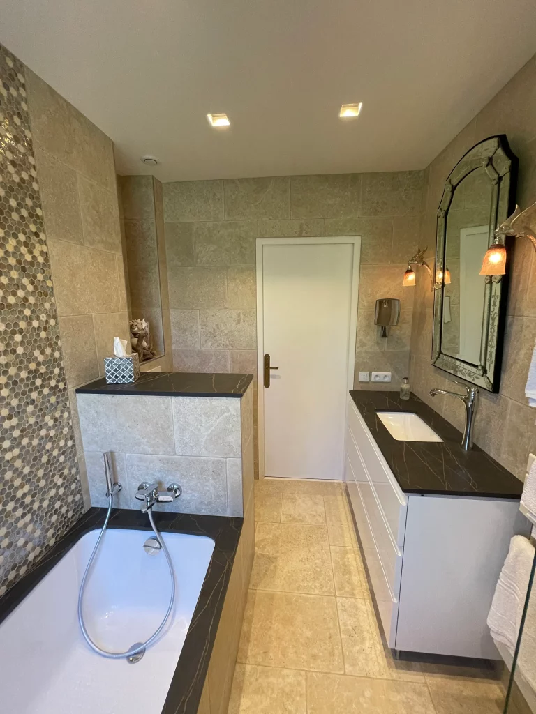 Salle de bains rénovée douche baignoire et toilette