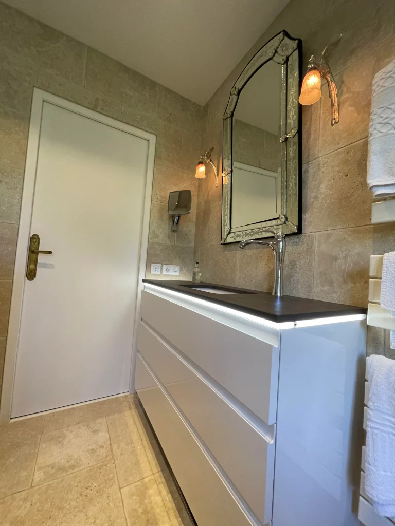 Salle de bains rénovée douche baignoire et toilette