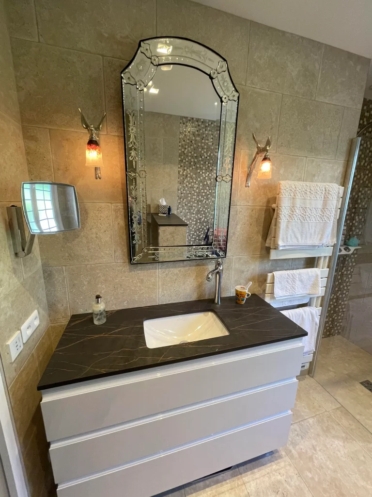 Salle de bains rénovée douche baignoire et toilette
