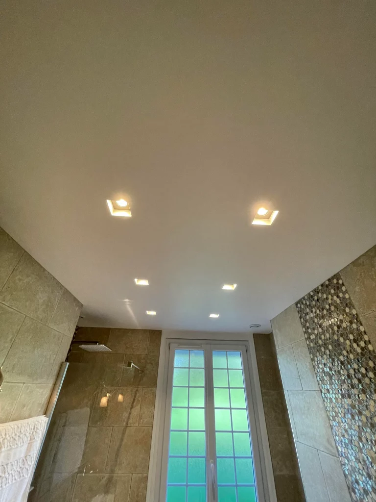 Salle de bains rénovée douche baignoire et toilette