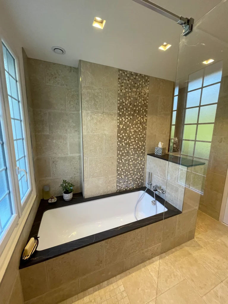 Salle de bains rénovée douche baignoire et toilette