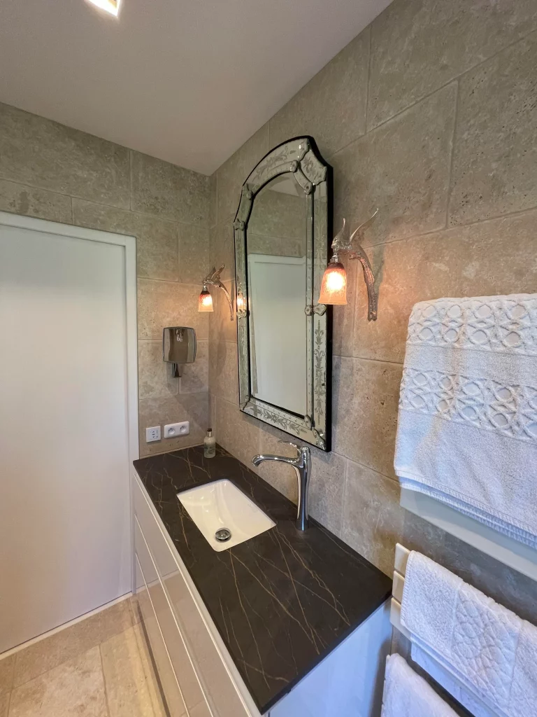 Salle de bains rénovée douche baignoire et toilette