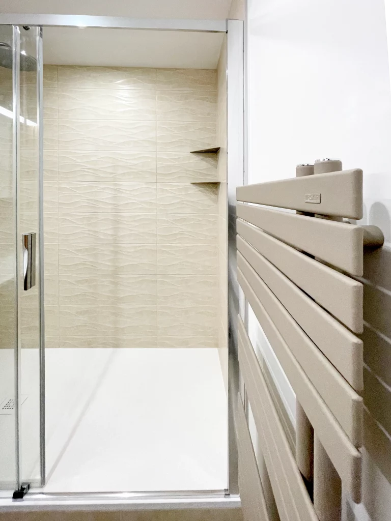 Salle de bains douche et lavabo