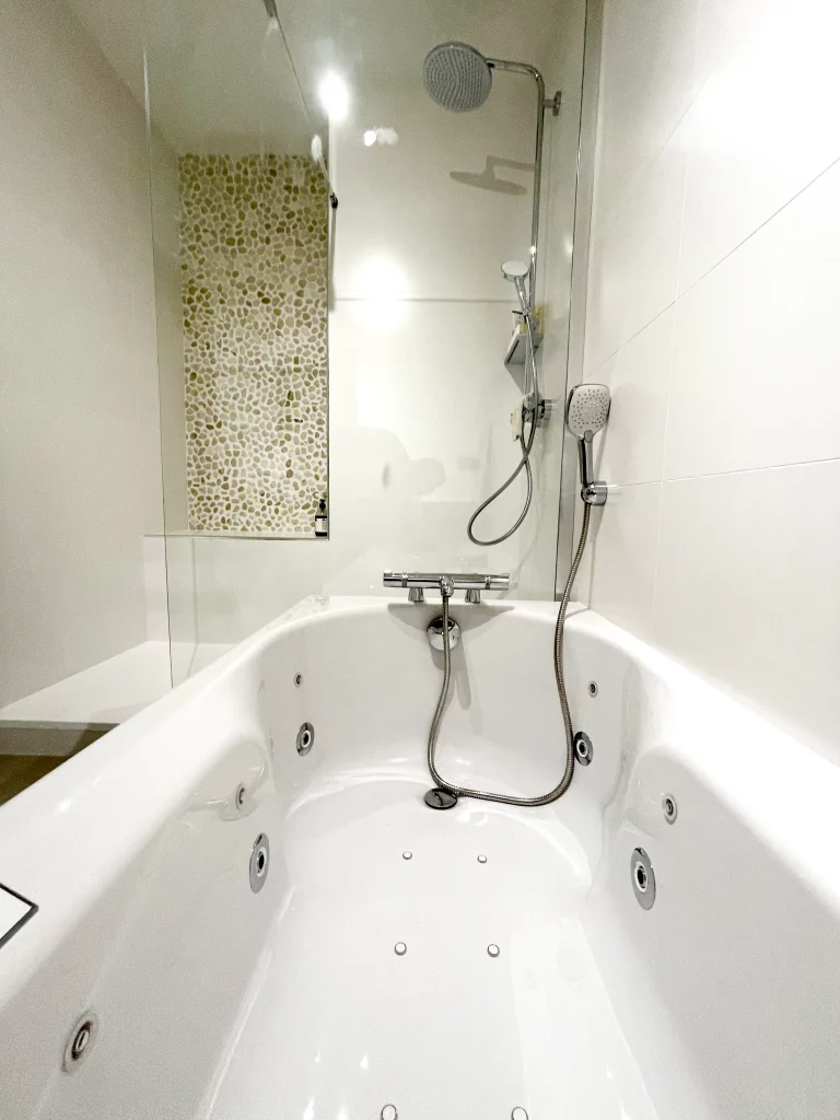 Baignoire balneotherapie douche italienne